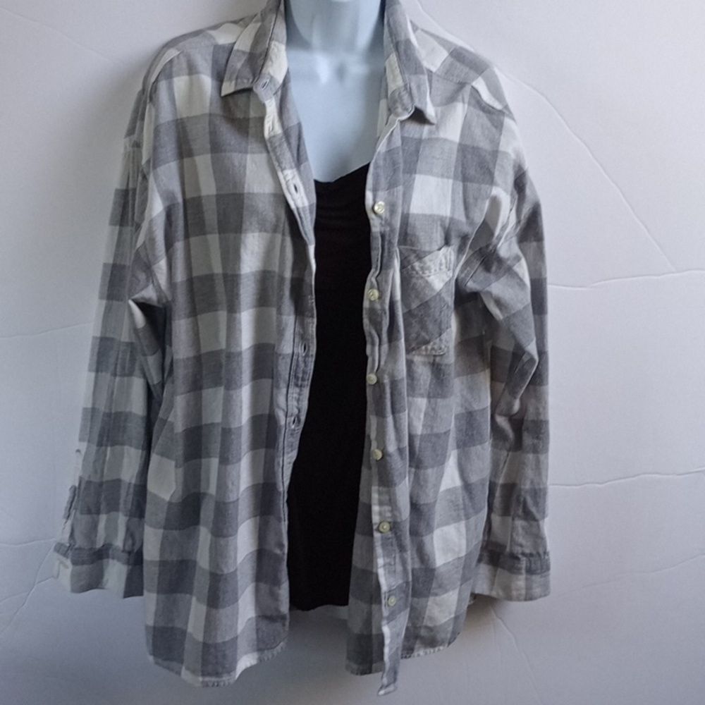 Women's XL Old Navy Boyfriend Fit Long Sleeve Gray White Button Down Flannel